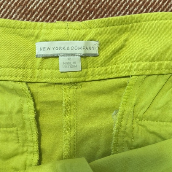 New York & Company // Green Shorts Tailored Cotton Blend - Picture 2 of 3
